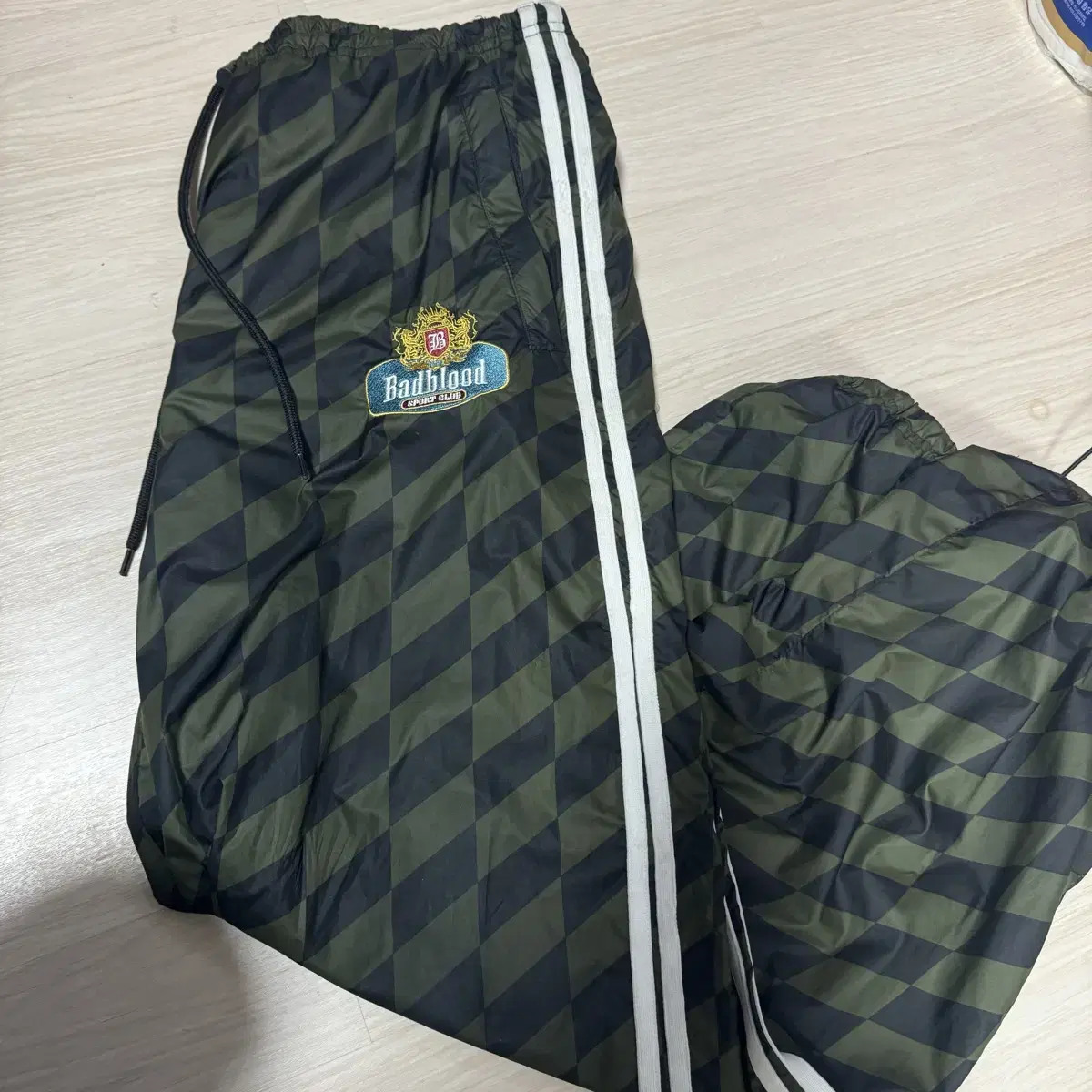 BADBLOOD Lion Patch 2 Way Curved Jogger Pants #배드블러드